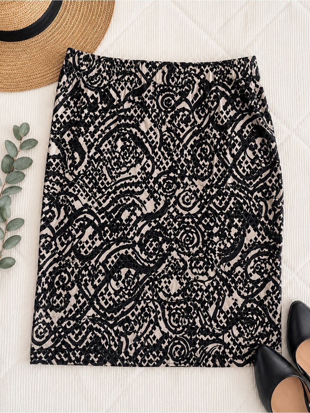🖤🤍Chico’s Size 2 Black Ivory Textured Burnout Knit Lined Pull-On Skirt